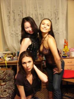 Hot russian amateur posing with her lesbo friends 29/136