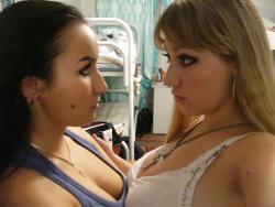 Hot russian amateur posing with her lesbo friends 96/136