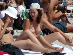 Topless girls on the beach -  009 27/47