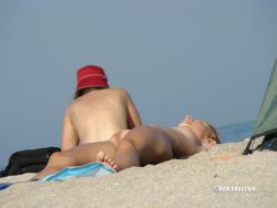 Nude girls on the beach - 259 40/44