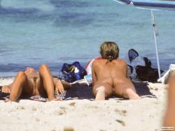 Nude girls on the beach - 177 49/49