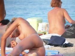 Nude girls on the beach - 325 25/27