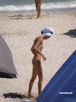 Nude girls on the beach - 100 28/29
