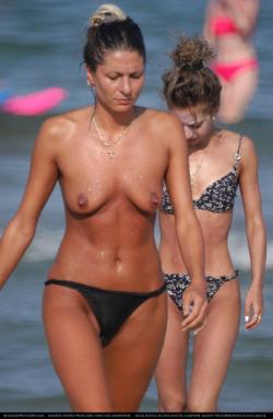 Topless girls on the beach - 020 - part 2 30/48