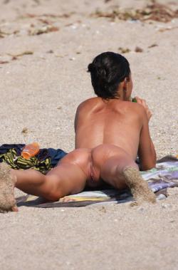 Nude girls on the beach - 145 30/35