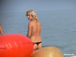 Topless girls on the beach - 022 23/41