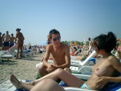 Topless girls on the beach - 043 26/27