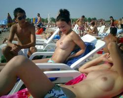 Topless girls on the beach - 043 25/27