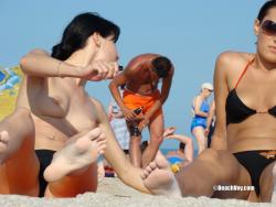 Topless girls on the beach - 083 - part 2 22/27