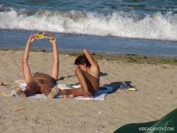 Nude girls on the beach - 175 42/48
