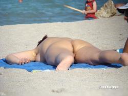 Nude girls on the beach - 315 38/40
