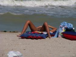 Nude girls on the beach - 159 48/49