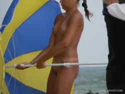 Nude girls on the beach - 233 32/35