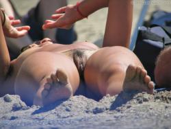 Nude girls on the beach - 352 33/36