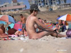 Nude girls on the beach - 098 24/39