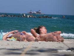 Topless girls on the beach - 061 14/47