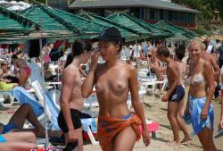 Topless girls on the beach - 167 - crowded beaches(39 pics)