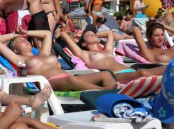 Topless girls on the beach - 167 - crowded beaches 12/39