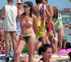 Topless girls on the beach - 167 - crowded beaches 20/39
