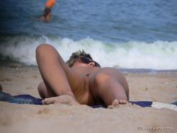 Nude girls on the beach - 317 42/48