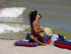 Nude girls on the beach - 192 22/79