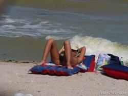 Nude girls on the beach - 192 24/79