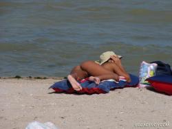 Nude girls on the beach - 192 37/79