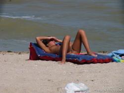 Nude girls on the beach - 192 70/79