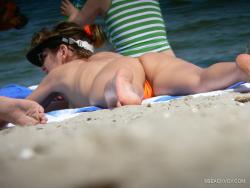 Topless girls on the beach - 203 32/41