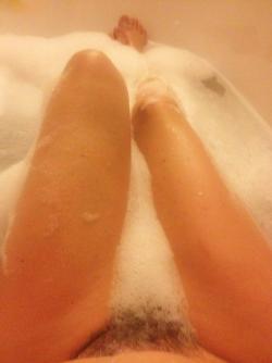 Sexy girls selfshot in the bath 9/18