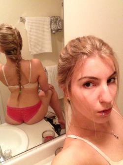 Amateur Hottie takes Selfpics