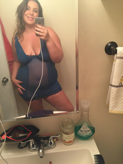 Curvy amateur babe shows her sexy body