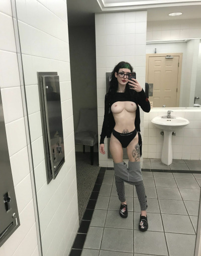 Sexy Scene Chick shows her Hot Naked Body