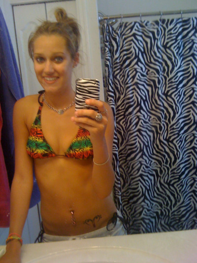 Amateur hottie takes selfpics